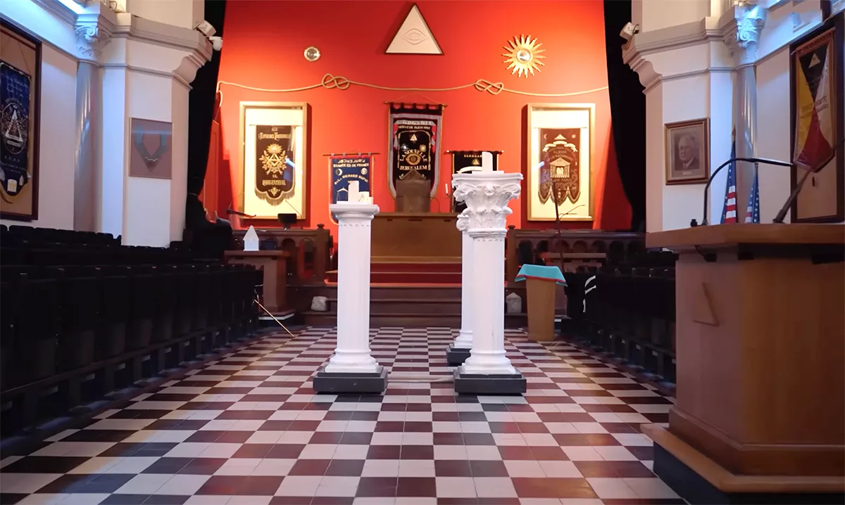 loge maçonnique avec accessoires